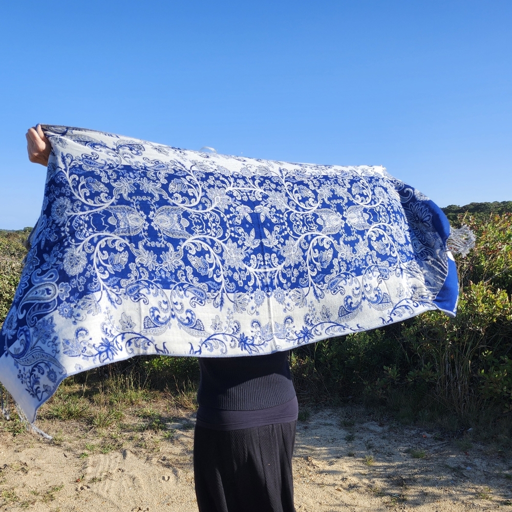 Pure & Woven Stunning Cashmere and Silk Ex Condition Blue Paisley Wrap, $48 - Picture 3 of 13